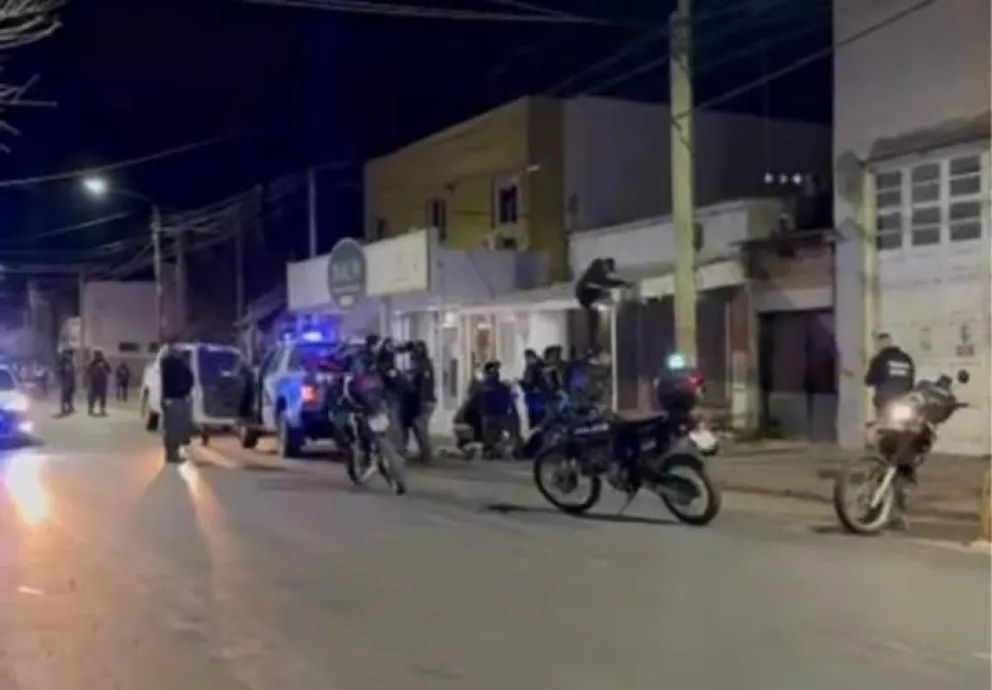 La persecución terminó frente a la sala velatoria de la cooperativa; los dos prófugos fueron interceptados y detenidos. Foto: gentileza.