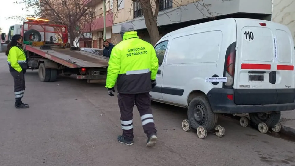 La municipalidad removió otros tres vehículos que se encontraban abandonados en la calle. Las multas pueden superar los 4 millones de pesos. Foto: prensa Municipalidad.