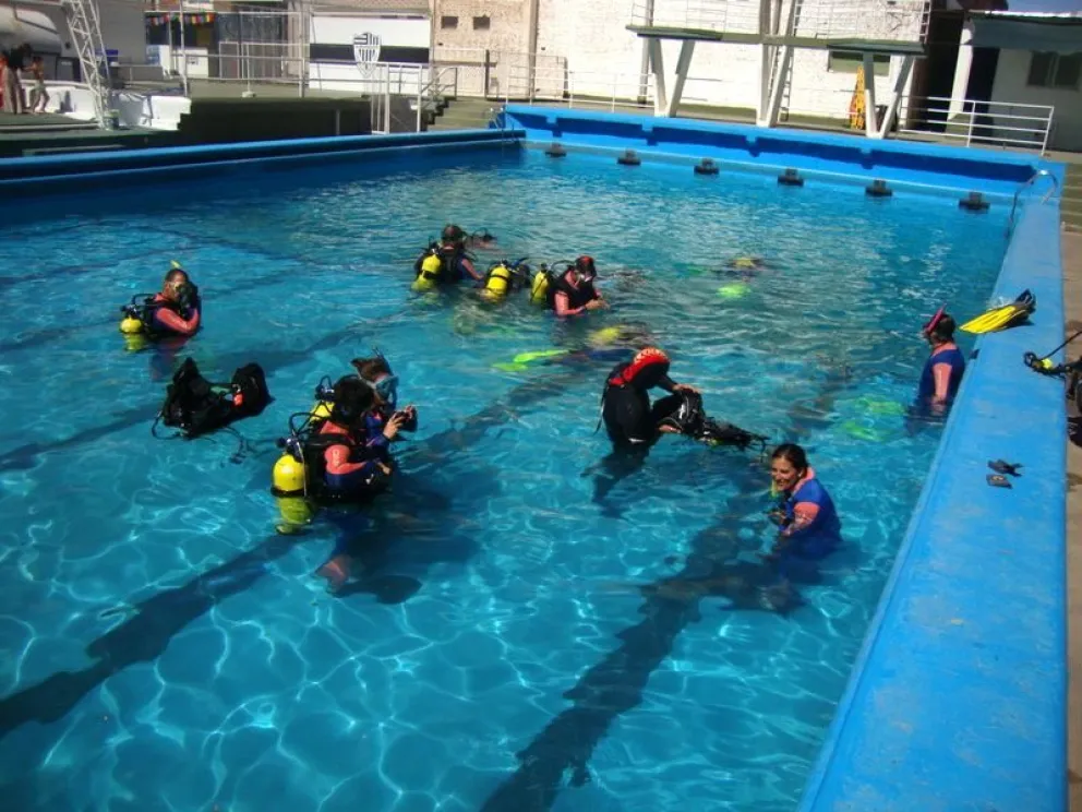 La escuela es un espacio histórico en el Club, con su aula ubicada detrás de la pileta grande. (Fotos gentileza Minchen Co)