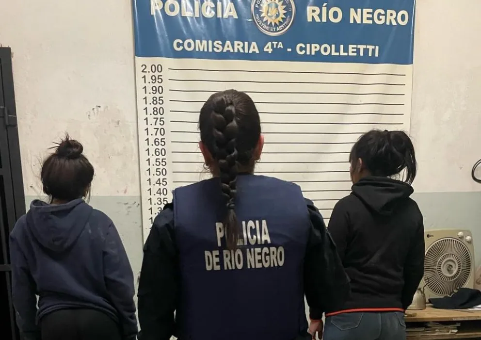 La rápida actuación policial permitió, en su momento, recuperar parte de los objetos robados y evitar que las acusadas lograran ocultar el dinero sustraído. | Foto policía Rio Negro 