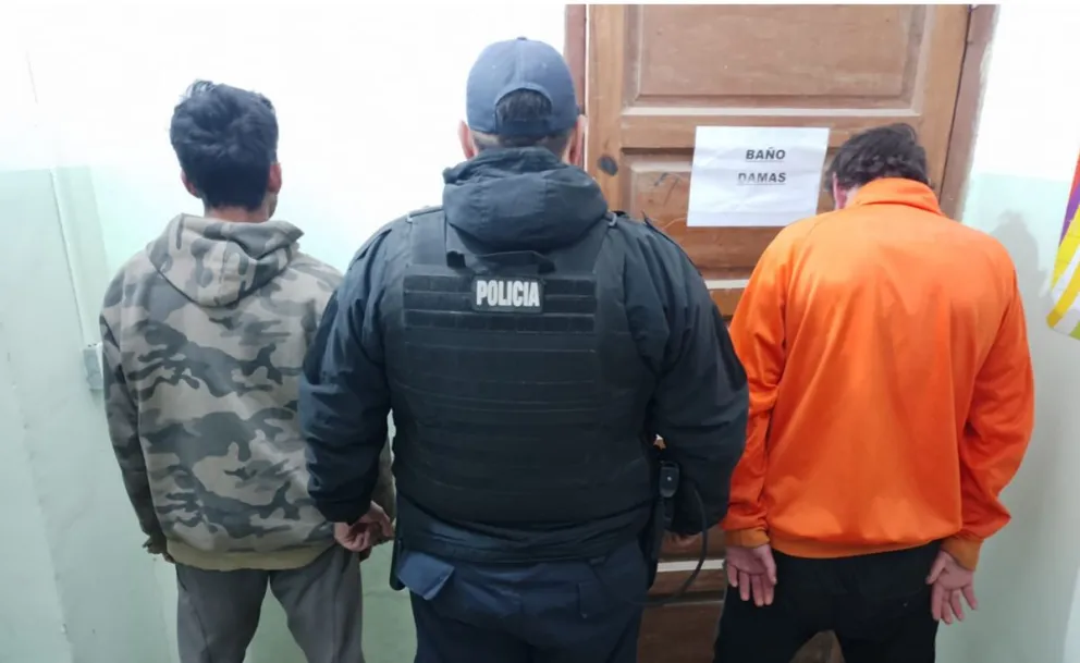 Los detenidos fueron trasladados a la sede de la comisaría 26 de Fernández Oro. Foto: gentileza Policía Río Negro. 