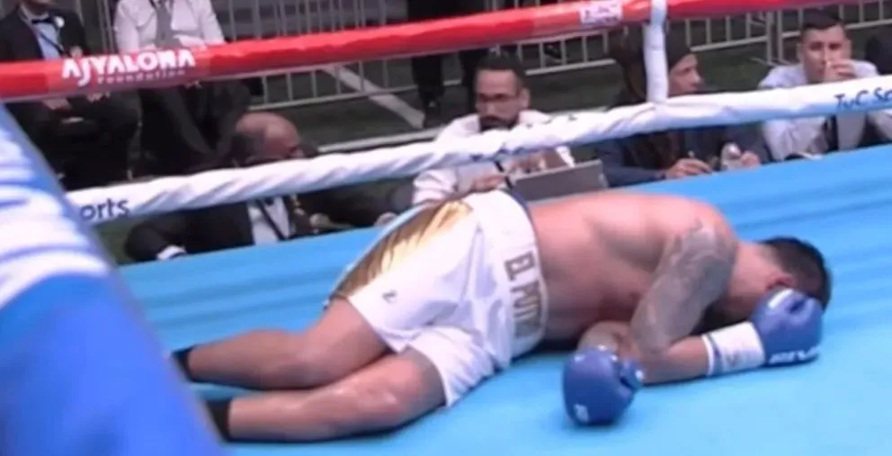 El boxeador rionegrino terminó en el piso.