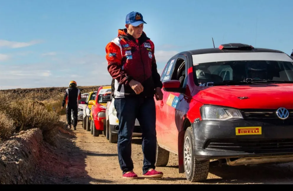Nico, en una de las competencias del rally regional. Sus amigos y compañeros de caminos ya lo están extrañando. Foto: gentileza.