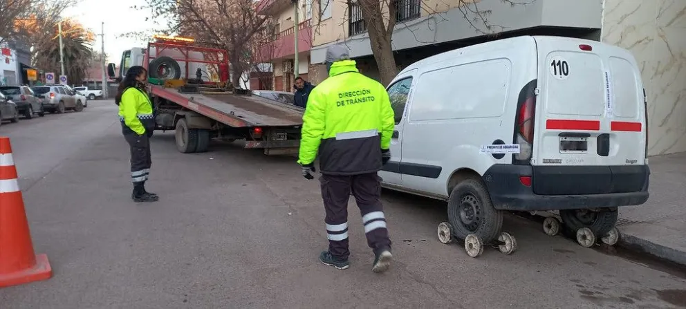 Para denunciar autos abandonados comunicarse con la Central de Atención al Ciudadano al 147 (imagen archivo)