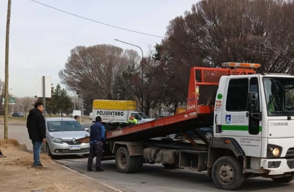 El Uber fue retenido en la zona de la Terminal de Ómnibus de Cipolletti. Foto: gentileza.
