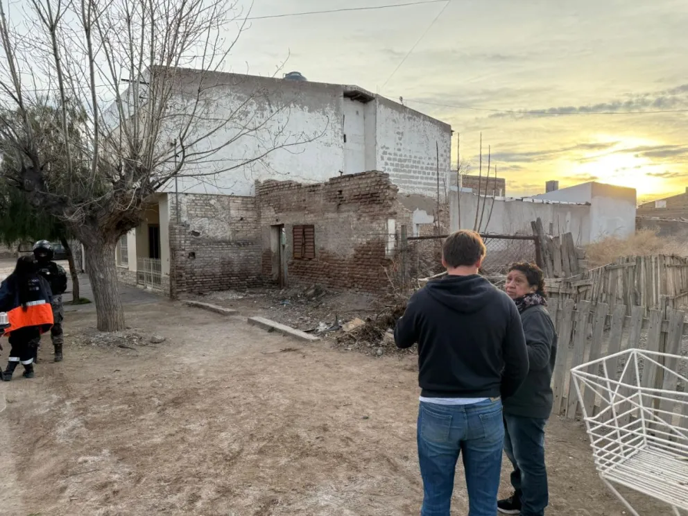 Tras años de usurpaciones, derriban construcción conflictiva en barrio de Cipolletti. | Foto Prensa Municipalidad de Cipolletti