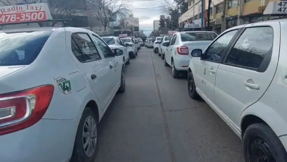 Piden ser atendidos por el intendente frente al reclamo por Uber. (Foto Edgardo Pino)