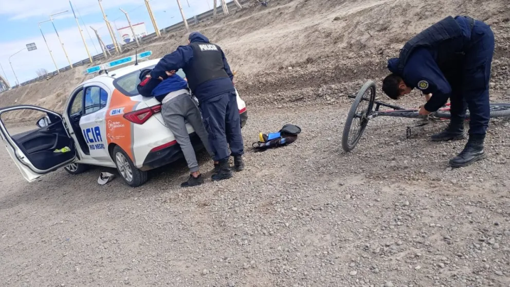 Uno de los jóvenes fue detenido cerca del Casino; el otro, cuando intentaba escapar por una calle paralela a la ruta 151. Foto: Policía Río Negro.