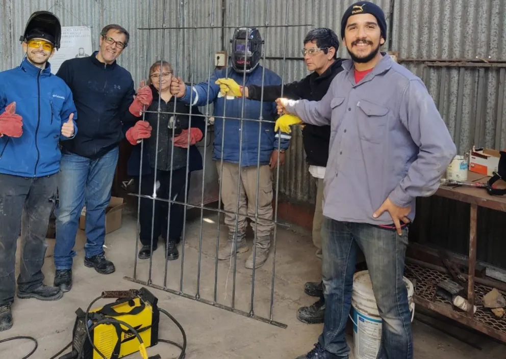 Cómo funcionan los talleres de oficios de Cáritas en el Alto Valle. Más de 1.300 personas buscan una capacitación con salida laboral.