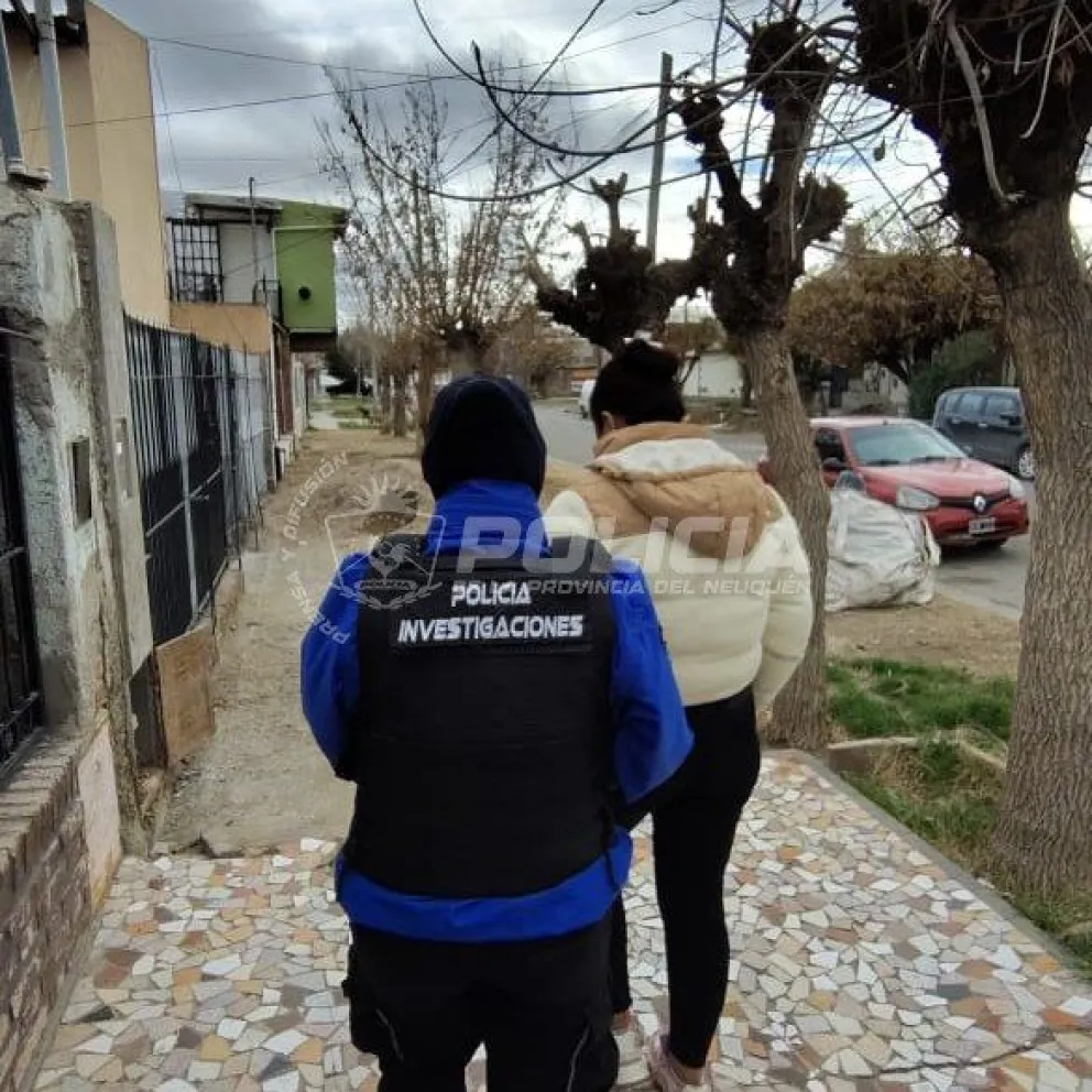 La persona se hacía pasar por la propietaria ofreciendo los alquileres y cobrando. (Foto Policía de Neuquén)