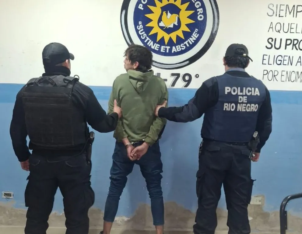 Debieron detenerlo a la fuerza ya que se resistía. (Foto Policía de Río Negro)