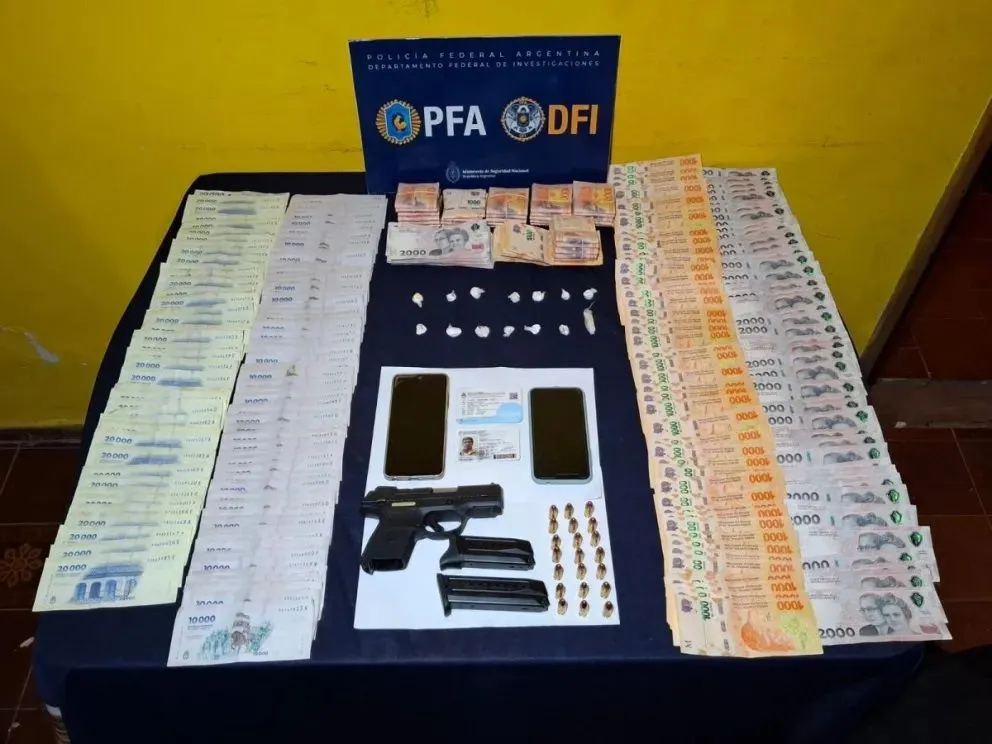 Durante el operativo, secuestraron 14 envoltorios de cocaína, una pistola 9 mm, dinero en efectivo y teléfonos celulares. Foto: gentileza.
