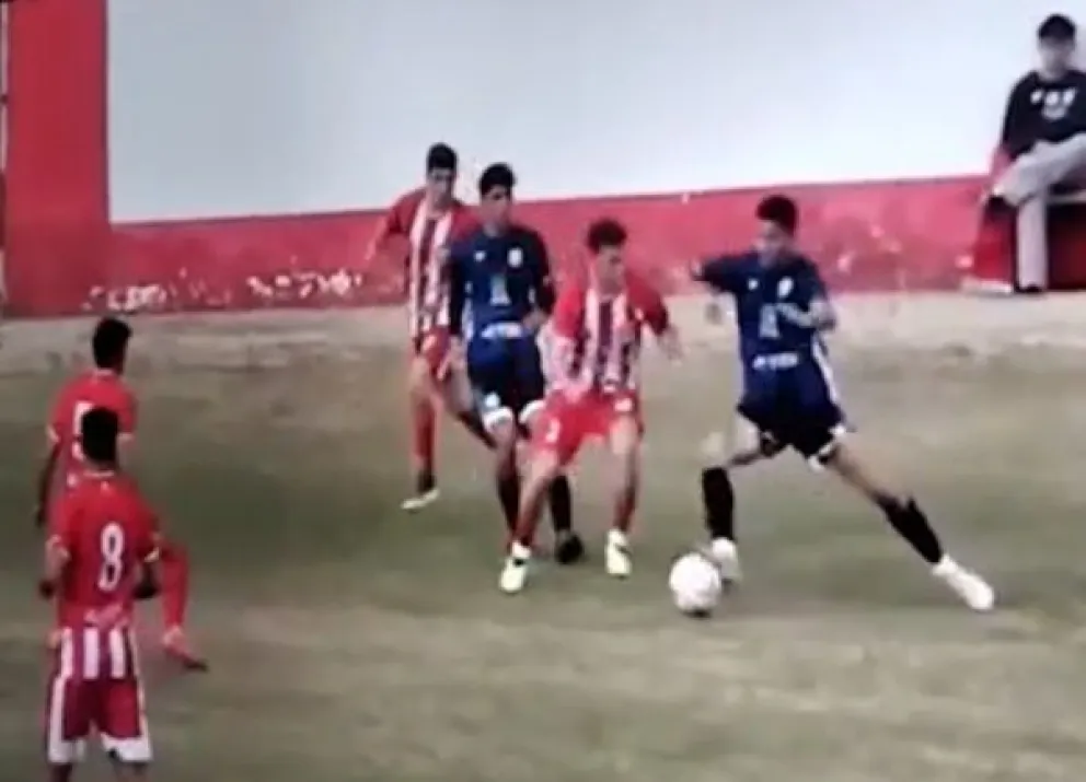 El momento de la lesión: el futbolista del Deportivo Rincón va a disputar la pelota con el codo levantado. El "3" de Independiente recibirá el impacto en la mandíbula. Foto: captura de pantalla.