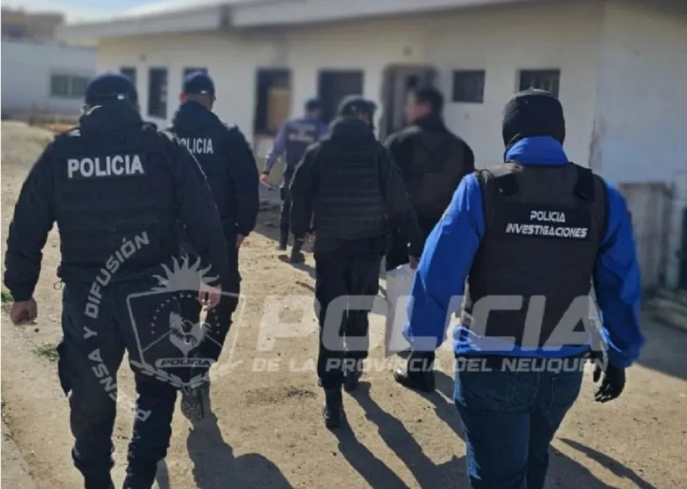 Se realizaron allanamientos en domicilios particulares de Neuquén, Centenario y Roca, y en el Penal 2 de Roca. Foto: Policía de Neuquén.