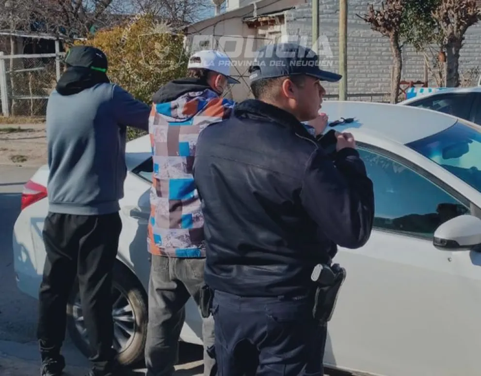 Los efectivos de la comisaría de Valentina Sur sospecharon que las patentes del Corolla eran "truchas". Por la numeración del motor y del chasis lograron determinar que correspondían con el vehículo denunciado como robado. Foto: Policía de Neuquén
