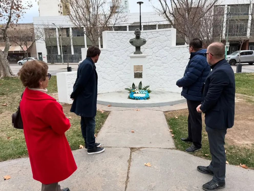 Participaron autoridades, grupos civiles y vecinos que se acercaron a rendir su homenaje. (Fotos Rodrigo Buteler)