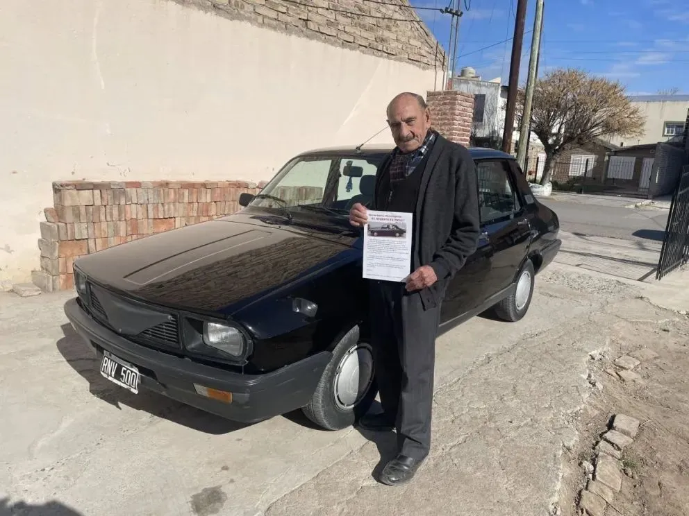 El simbólico momento en el que Félix mostraba la nota y el coche para su nieta. Foto. AN Allen