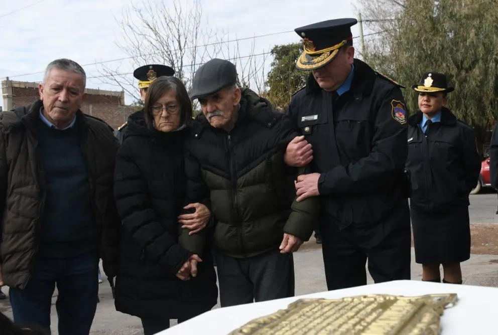 Una jornada de recuerdos dolorosos: los familiares de Sepúlveda dijeron presente en el homenaje que se realizó en la Unidad del barrio Don Bosco III. Foto: Policía de Neuquén.