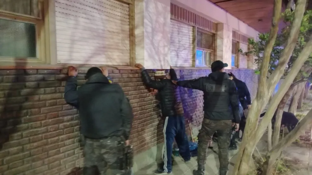 Los dos delincuentes fueron detenidos en la esquina de Fernández Oro y Sáenz Peña, sobre el Hospital viejo. Foto: Policía Río Negro.