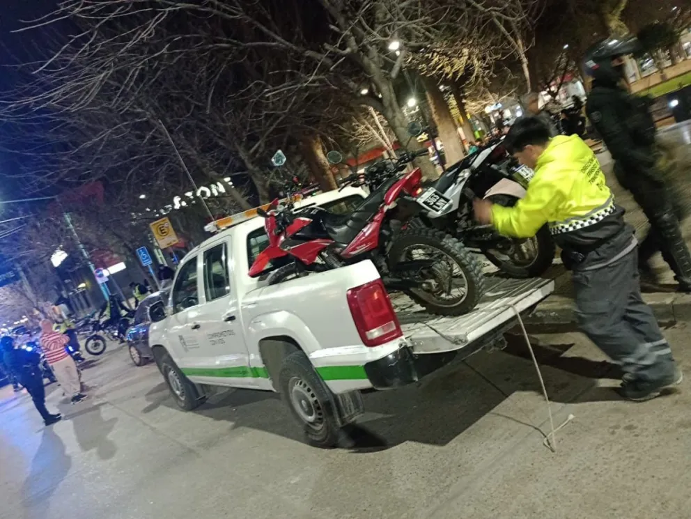 Motoqueros con música y ruido en la plaza: 3 motos terminaron secuestradas por falta de documentación. | Foto Miguel Ángel Parra