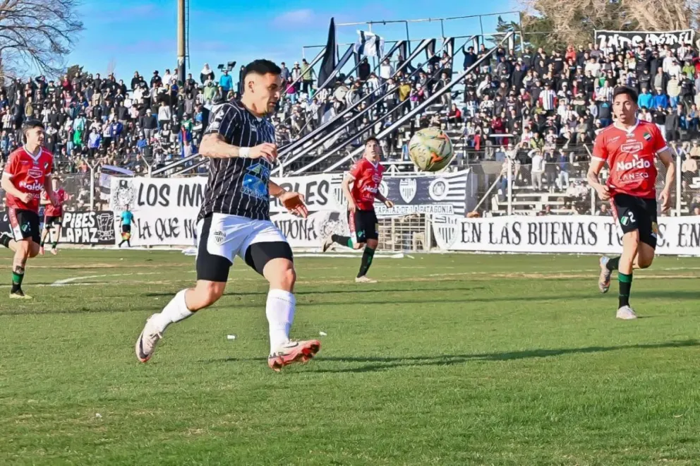 En los últimos encuentros la cancha ha estado llena. (Foto Fede García)