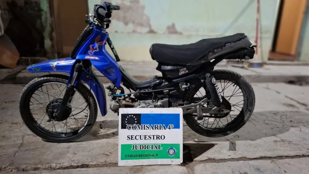 Tras una intensa persecución por los caminos de la zona rural, los motociclistas fueron arrestados cuando trataban de subir al puente hacia Neuquén. Foto: policía Río Negro.