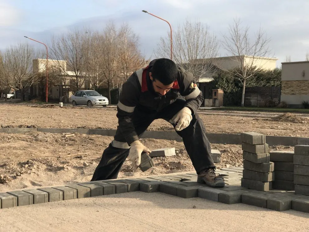 La municipalidad comenzó con la obra de un nuevo espacio verde en los barrios de la ciudad. Foto: Prensa Municipalidad de Cipolletti.