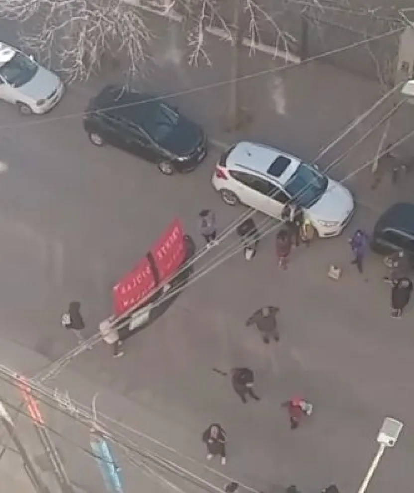 Se ubicaron en medio de la calle con algunas banderas.