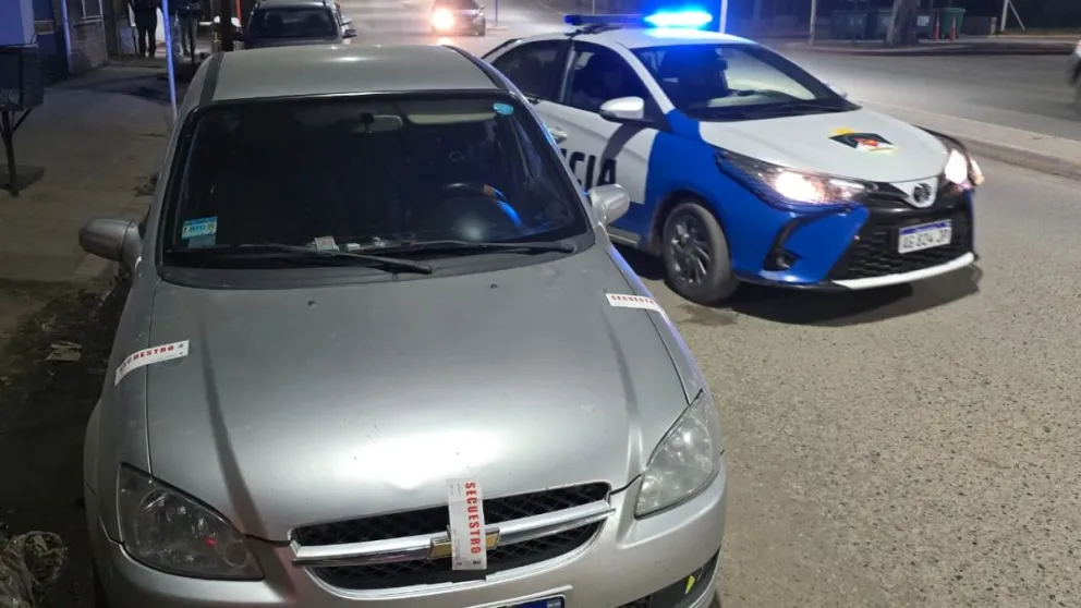 Inspectores municipales de Centenario retuvieron a un Uber. La situación se puso tensa con los taxistas, por lo que pidieron un refuerzo policial. Foto: gentileza CD.