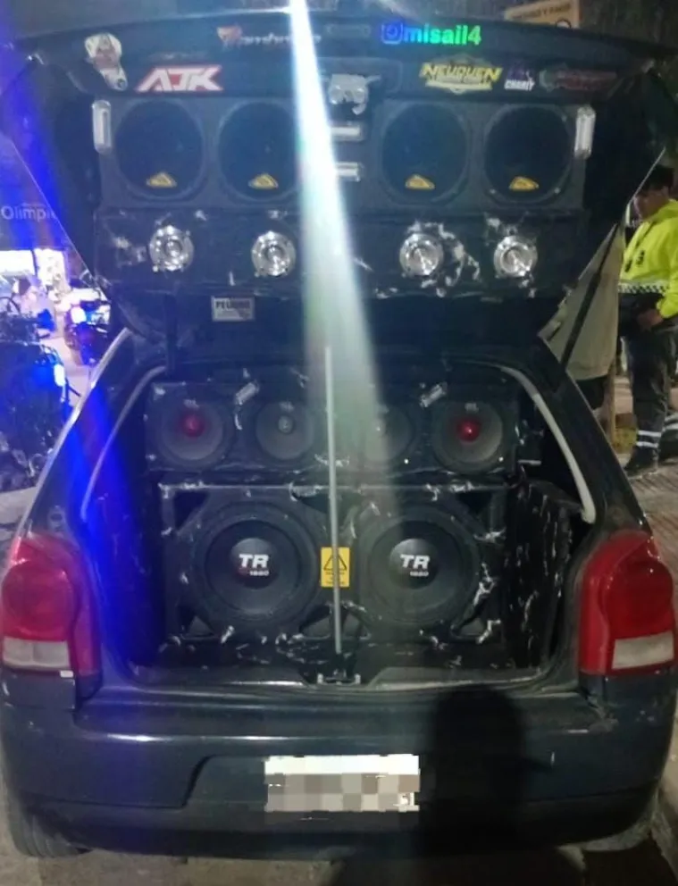 El auto y su poderoso equipo de música en la parte trasera: más que conocido por los vecinos del centro cipoleño. Foto: policía de Río Negro.