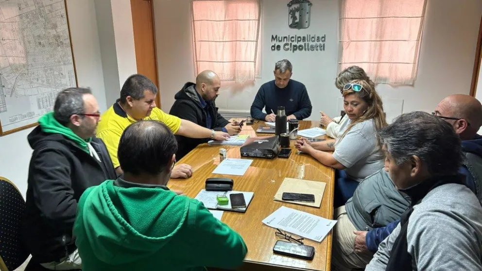 Los gremios municipales y el secretario de Gobierno de Cipolletti acordaron un aumento salarial para el próximo trimestre. Foto: Prensa Municipalidad.