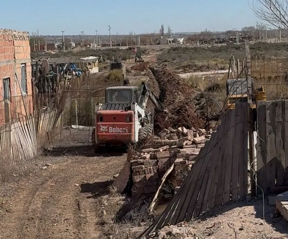 La extensión de la red permitirá mejorar la presión en un sector alto de El Treinta. Foto: Prensa Municipalidad de Cipolletti.