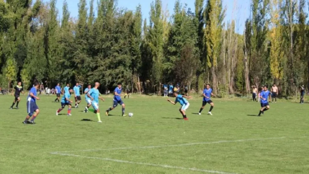 El hombre, oriundo de Cinco Saltos y conocido afectuosamente como “el Sanjua”, se descompensó en el entretiempo. | Foto archivo
