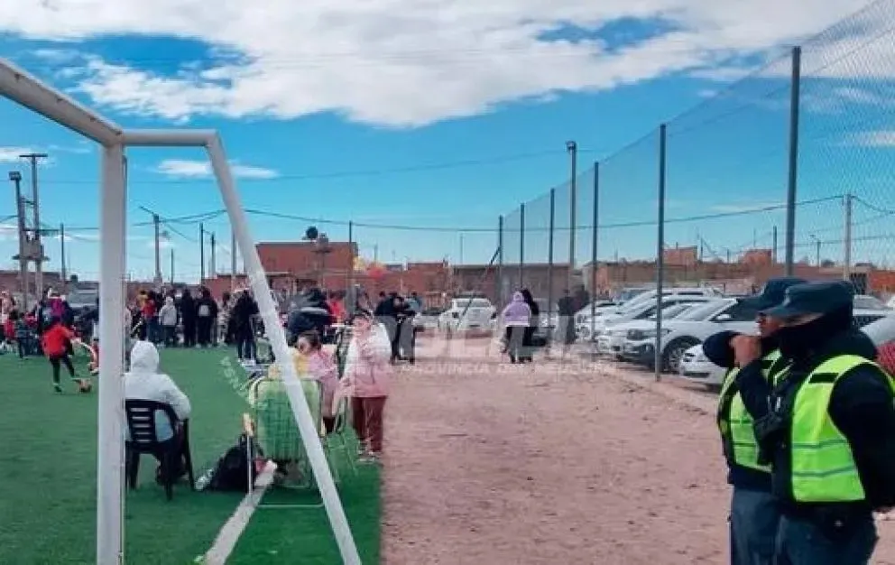 Final feliz en el Día del Niño: policías asistieron a una beba que se estaba ahogando. | Foto Policía Neuquen