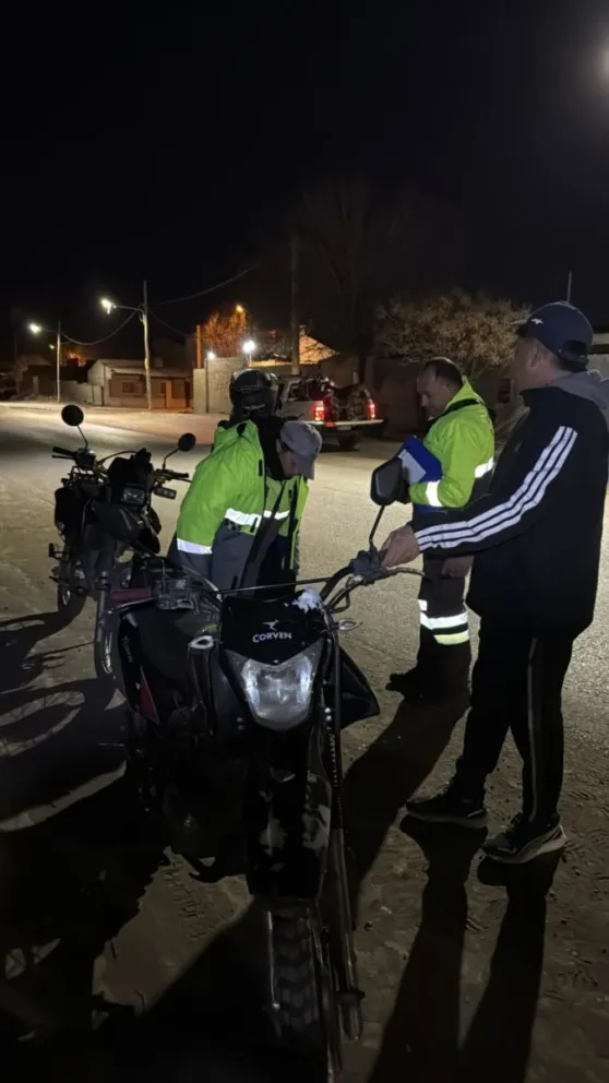 Los agentes de Tránsito controlan los escapes de las motos. (Foto Policía de Río Negro)