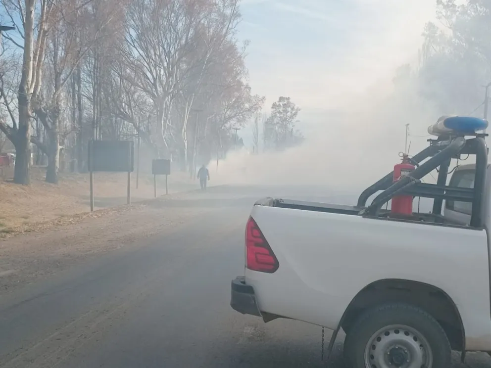Hay mucho humo que no permite tener buena visibilidad para manejar. (Foto gentileza)