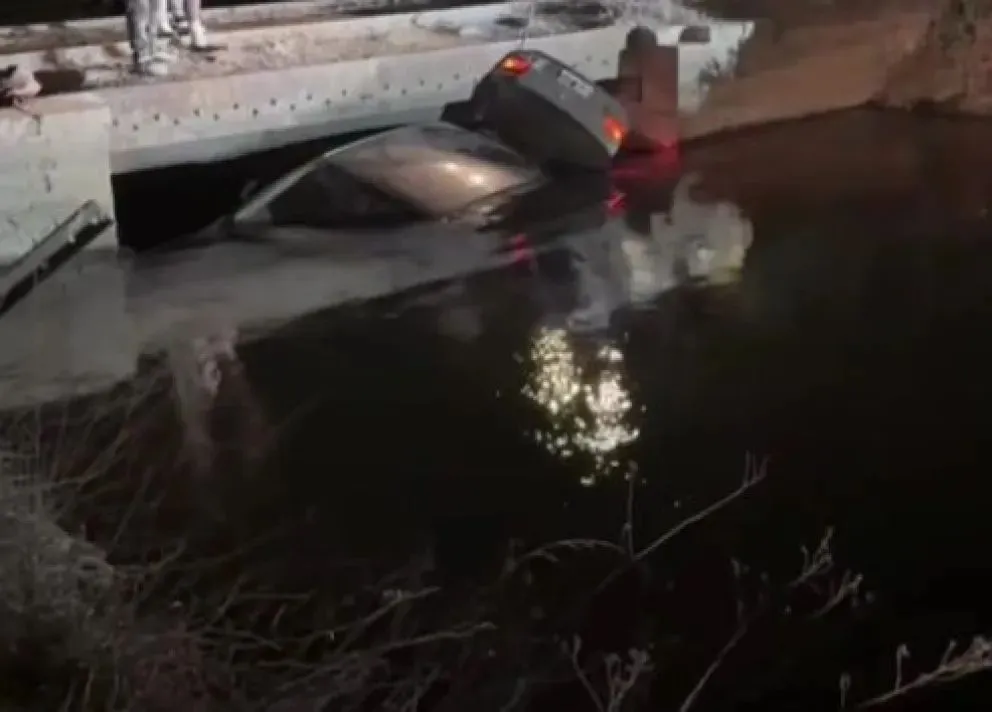 Vecinos reclaman seguridad tras la caída de un auto al canal en Cinco Saltos