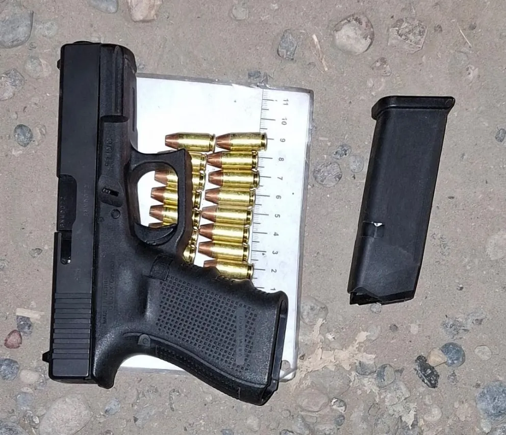 La pistola 9 mm fue secuestrada en un Palio blanco que realizaba maniobras peligrosas en Naciones Unidas y Diagonal La Plata. Foto: Policía Río Negro.