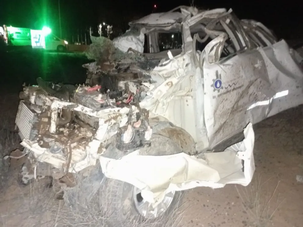 El vehículo quedó completamente destruido. El conductor fue rescatado por los bomberos de la cabina y trasladado de urgencia al Hospital Natalio Burd. Foto: gentileza Centenario Digital.