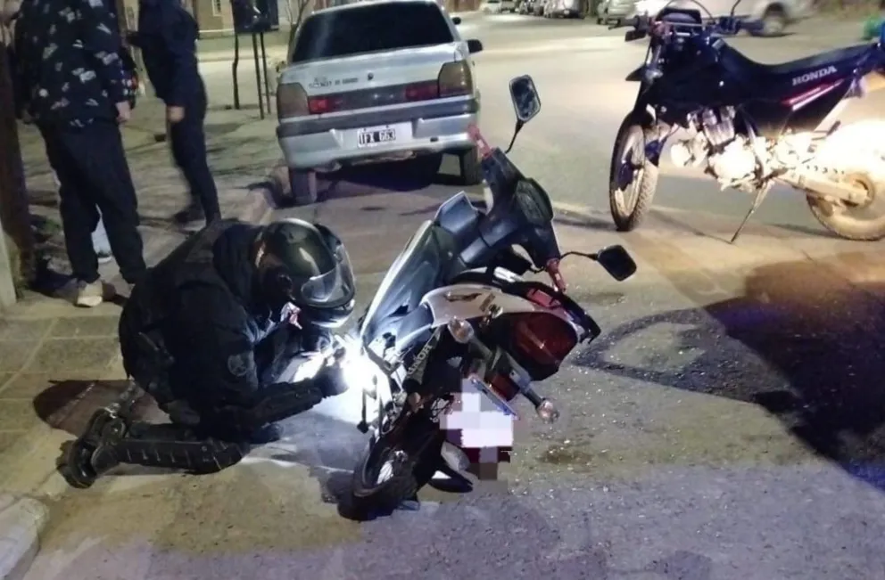 La moto, una Honda Wave de 110 cc, había sido denunciada como robada en la comisaría 24. Foto: Policía Río Negro.