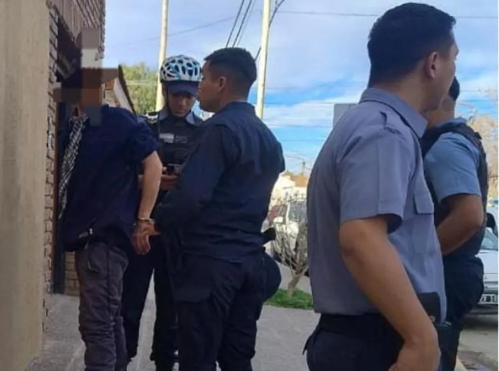 El hombre que protagonizó la pelea a la vuelta de una estación de servicios sobre Esmeralda, sería el autor de un robo en la zona céntrica. Foto: Policía Río Negro.