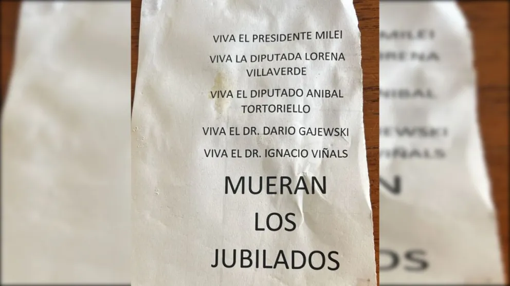 Los volantes con su terrible advertencia fueron arrojados en las calles céntricas y del barrio San Pablo. Preocupación. Foto: gentileza.