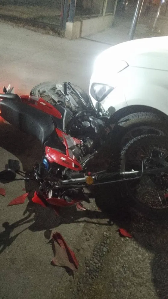 La moto quedó casi debajo de la camioneta. (Foto gentileza)