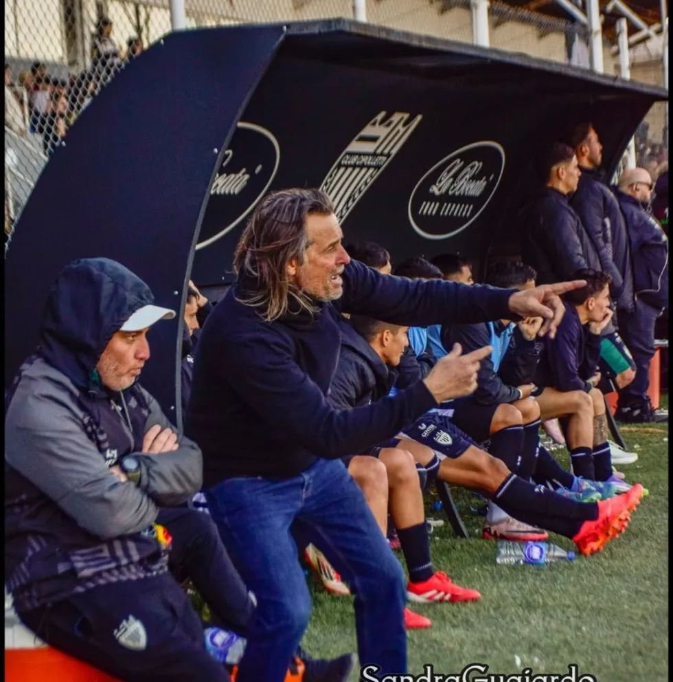 El DT fue expulsado en el último partido de local, contra Villa Mitre. (Foto Sandra Guajardo)
