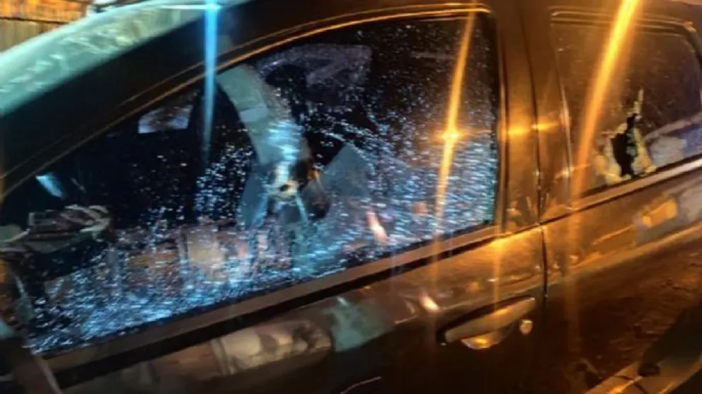 Los autos estacionados en el lugar recibieron algunos de los impactos que intercambiaron durante el violento episodio. Foto: gentileza Centenario Digital.