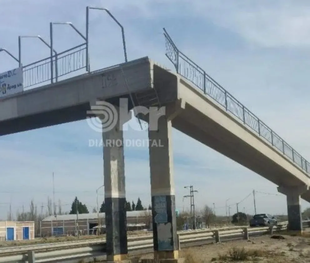 El hecho ocurrió minutos antes de las 15. En la moto iban dos jóvenes de 20 años (Foto Policía RN).