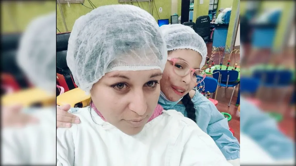 Jade y su mamá, en la previa a la primera intervención. Tuvieron que viajar nuevamente al Garrahan para una nueva operación. Foto: gentileza.