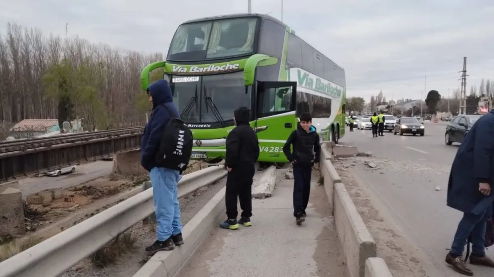 El colectivo terminó impactando contra las defensas del acceso al puente. Por fortuna, fue solo el susto. Foto: gentileza Facebook Miguel Parra.