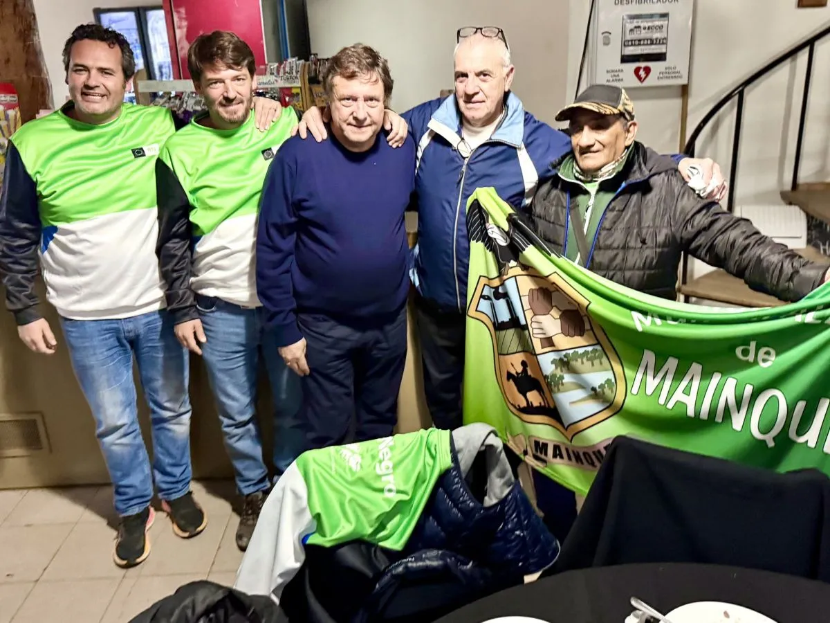 gobernador Alberto Weretilneck junto a la delegaci&oacute;n de adultos mayores
