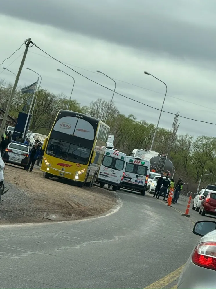 Hay un gran despliegue sobre la calzada de la mano de Cipolletti hacia Neuquén. (Imagen gentileza)